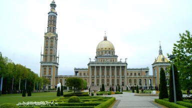 Pomnik papieża powrócił do sanktuarium w Licheniu. Nie ma na  nim byłego kustosza