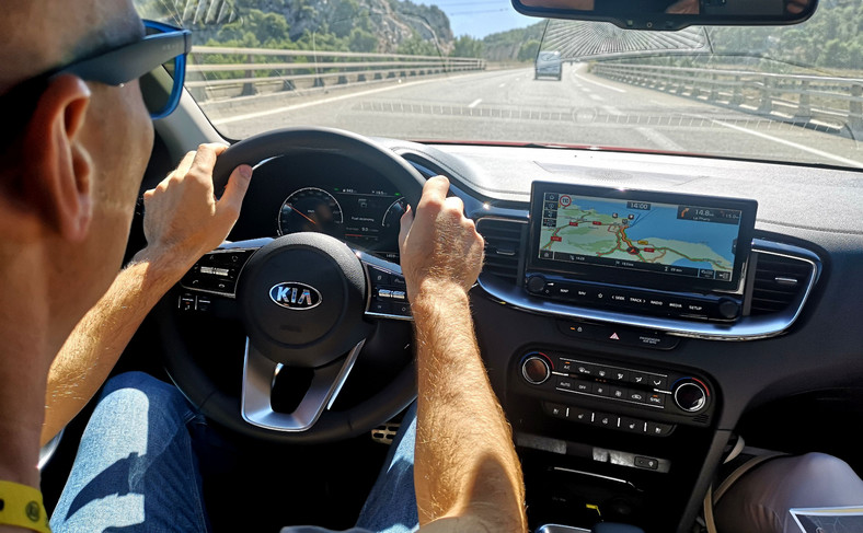 Dzięki systemowi Smart Drive Mode (wybór profilu jazdy) – oferowanemu do większości modeli Kia – przekładnie automatyczne już dzisiaj potrafią dostosować moment i prędkość zmiany przełożeń do preferencji kierowcy