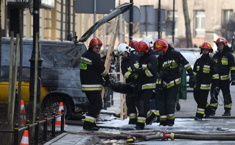 - U zbiegu ulic Szucha i Litewskiej w Warszawie doszło do wybuchu samochodu przewożącego butle z acetylenem. Dwóch pracowników firmy, do której ten samochód należy, trafiło do szpitala. Osobom postronnym nic się nie stało - poinformował PAP rzecznik prasowy KSP Mariusz Mrozek.