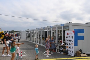 Marywilska 44 spłonęła, ale odradza się na nowo. Setki sklepów wracają do życia