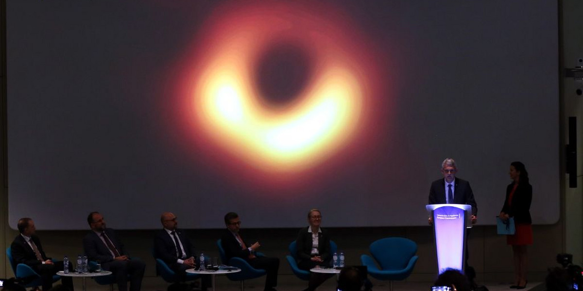 Prezentacja pierwszego zdjęcia czarnej dziury odbyła się jednocześnie na sześciu konferencjach na całym świecie.