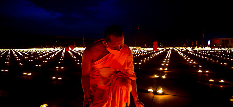 Tajlandia: mnisi stworzyli "płonącą" Ziemię z ponad 300 tys. świec