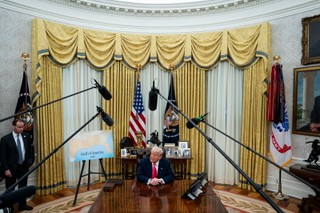 Donald Trump. Kłamca w salonie kłamców