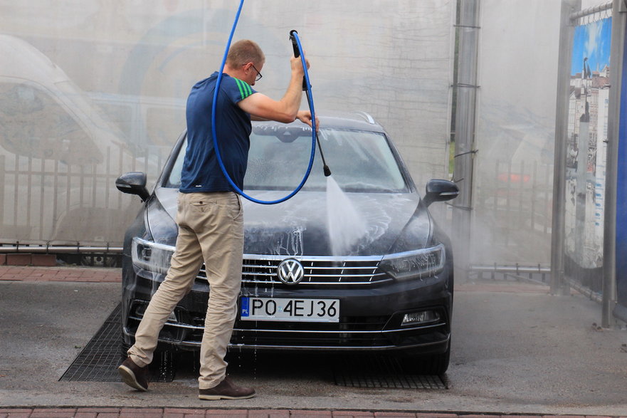 Agresywna chemia do czyszczenia aut może przynieść więcej szkód niż pożytku. 