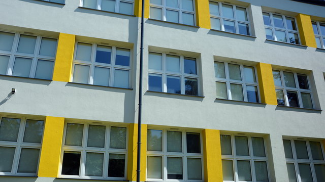 Szkoła w Wałbrzychu została ostrzelana. Kula o mały włos nie raniła dziewczynki