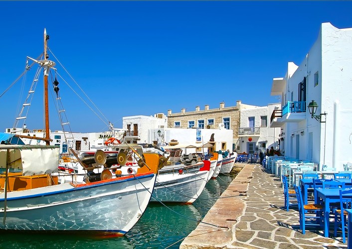 10. miejsce: Paros w Grecji. to wyspa na Morzu Egejskim, w archipelagu Cyklady. Najważniejsze zabytki, które turyści mogą podziwiać na Paros to: średniowieczny zamek na ruinach antycznego akropolu (resztki prehistorycznej osady i świątyni jońskiej z VI w.), w pobliżu miasta Paros ruiny asklepiejonu i sanktuarium Apollina Delijskiego, bizantyjski kościół Katapoliani.