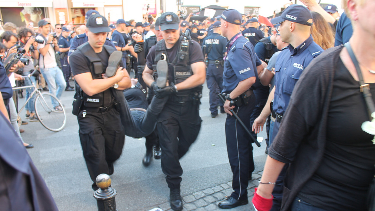 Za blokowanie legalnego zgromadzenia będą odpowiadać uczestnicy kontrmanifestacji wobec marszu organizowanego przez Młodzież Wszechpolską. Policja skierowała do sądu 117 wniosków o ukaranie. Pięć osób dostało mandaty. To bilans wczorajszych zajść w centrum Warszawy.