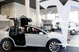 Tesla chce w przyszłości sprzedawać swoje samochody w pakiecie z ubezpieczeniem i serwisem aut