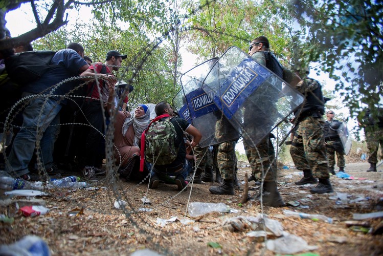 Koszmar uchodźców. Tysiące imigrantów kontra policja na granicy grecko-macedońskiej