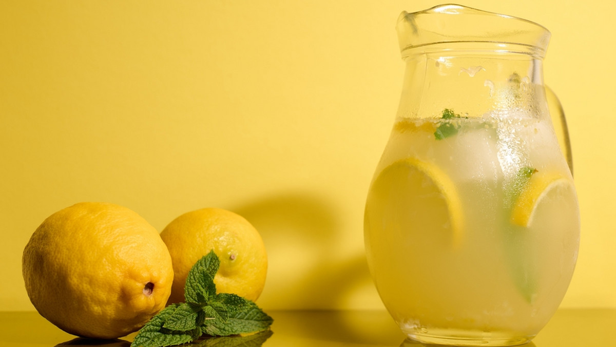 Lemoniada świetnie gasi pragnienie i jest zdrowa. Ale czasem może zaszkodzić