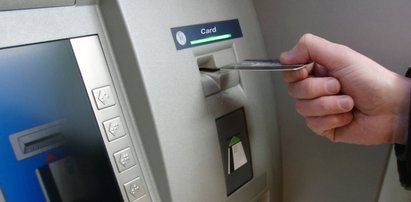 Wziął 30 euro, które wypadło z bankomatu. Zapłaci ogromną karę