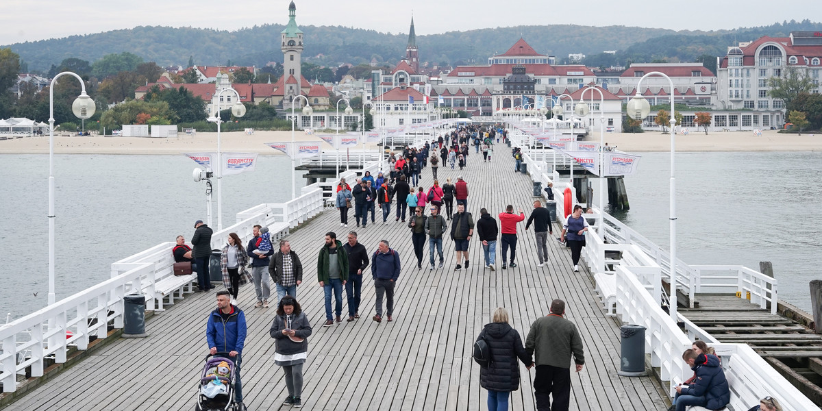 Różnice w cenach noclegów dla dwóch osób pomiędzy najbardziej popularnymi kurortami przekraczają 200 zł. 