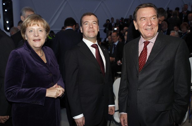 Angela Merkel, Dmitrij Miedwiediew i Gerhard Schroeder