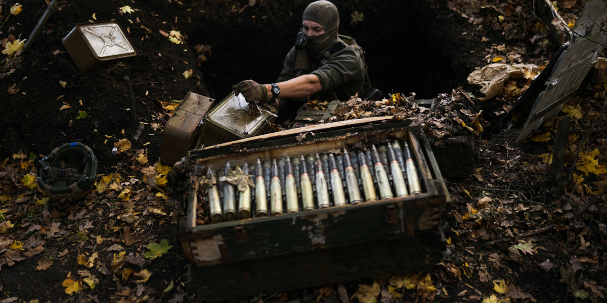 Ukraina. Żołnierz zbiera amunicję pozostawioną przez Rosjan. Zdjęcie ilustracyjne