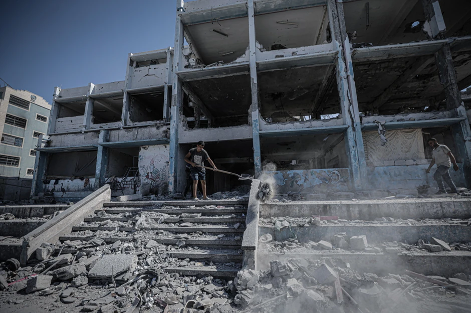 Ljudi raščišćavaju ruševine u Gazi, 13. oktobar 2025.