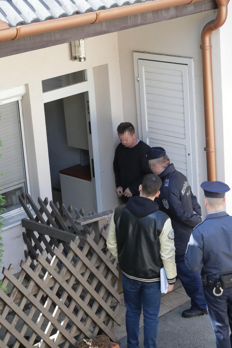 A háznál kedd délelőtt rendőrökkel jelentek meg a végrehajtók, akik fél óra alatt végeztek is a papírmunkával / Fotó: Grnák László