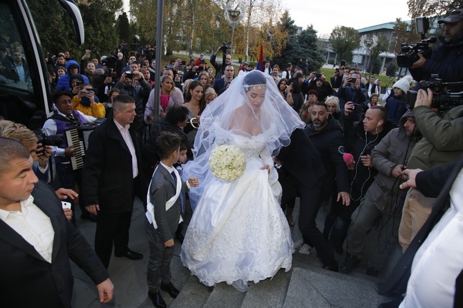 Bogdana Ražnatović na ulazu u Hram Svetog Save gde je bilo organizovano crkveno venčanje