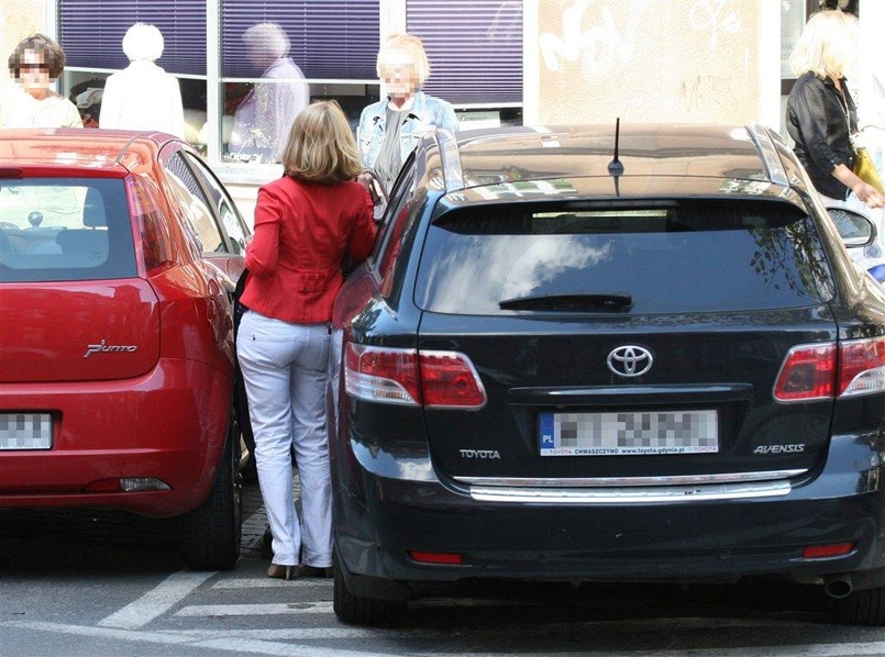Fotoreporterzy "Faktu" zrobili zdjęcia żony premiera Małgorzaty Tusk jak wsiadała do czarnej toyoty avensis