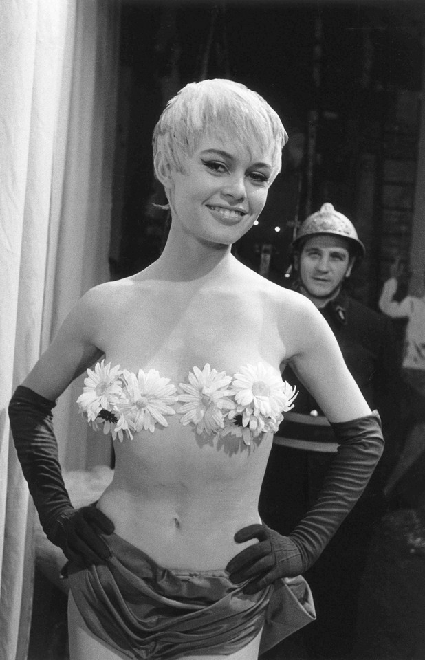 Brigitte Bardot na planie filmu "Stokrotka" (1956)