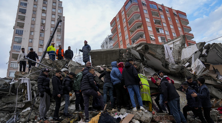 A Törökországra és Szíria lesújtó földrengés másnap reggelén a halálos áldozatok száma 3400 felé szökött. Továbbra is keresik a romok alatt a túlélőket, miközben kedd hajnalban is utórengések mértek a térségekben. / Fotó: MTI/AP/Halil Hamra