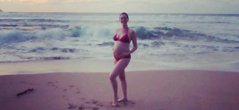 Ciężarna Anne Hathaway pozuje w bikini. Na złość paparazzim [ZDJĘCIE]