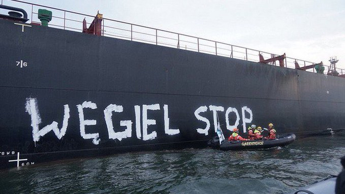 Aktywiści Greenpeace, którzy dziś zablokowali statek z węglem zmierzający do portu w Gdańsku, zostali zatrzymani przez straż graniczną. Ekolodzy uniemożliwiali rozładunek surowca płynącego do Polski z Mozambiku. Pokojowy protest miał zwrócić uwagę polskiego rządu na pilną potrzebę działań na rzecz ochrony klimatu i konieczność odejścia od węgla do 2030 r.