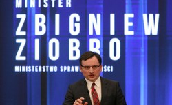 Ziobro rzuca oskarżenia pod adresem... prokuratury. Parasol ochronny nad mafią? "Zarządziłem śledztwo"