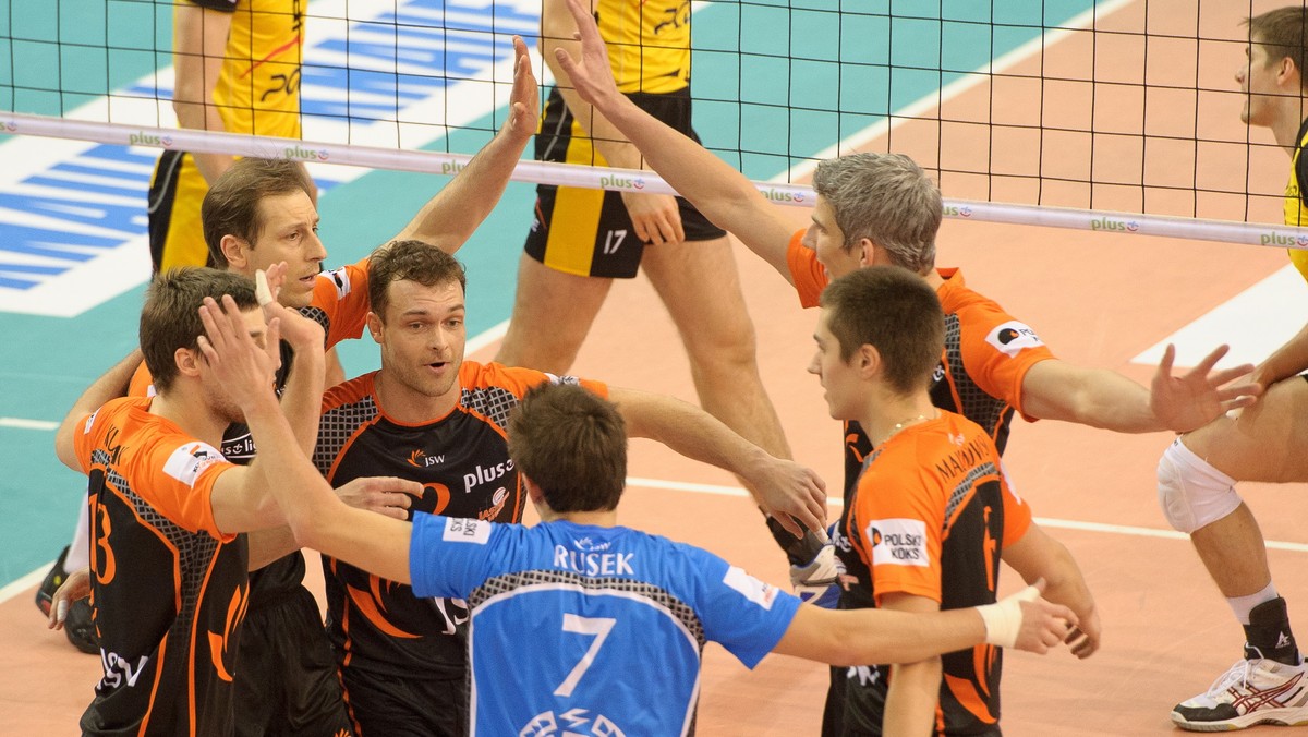 PGE Skra Bełchatów pokonała pewnie 3:0 Jastrzębski Węgiel w sobotnim meczu 16. kolejki PlusLigi. Szczególnie zacięty był drugi z setów, który zakończył się wynikiem 25:23. - My wyszliśmy może trochę rozluźnieni po pierwszej partii, Jastrzębie trochę rozdrażnione i wszystko złożyło się na to, że tej walki było trochę więcej - przyznał libero PGE Skry, Paweł Zatorski.