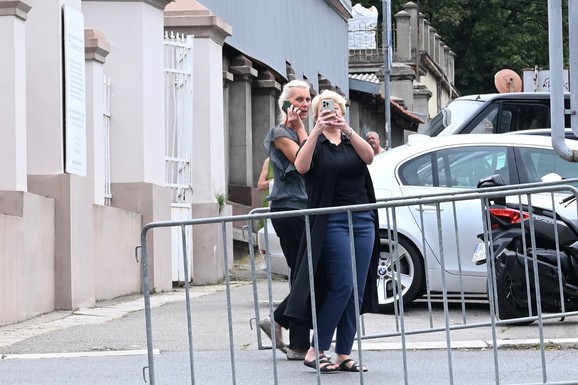 (FOTO) ĆERKE ANDRIJE BAJIĆA STIGLE NA VMA Ovo su naslednice pevača koji je umro: Prošle pored Male Cane, ona im poručuje: "Uništile su mi život"