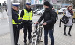 Policjanci kontrolują rowerzystów