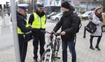 Policjanci kontrolują rowerzystów