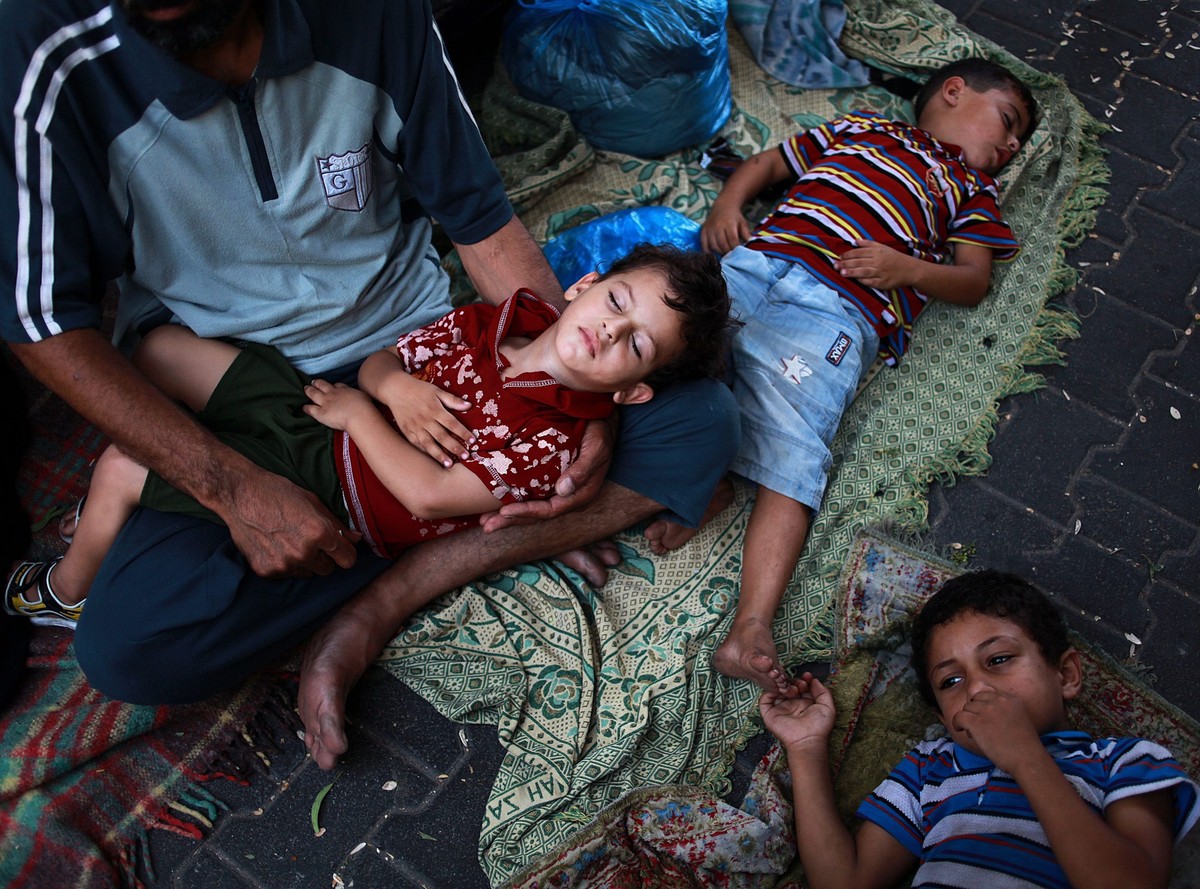 Palestyńskie dzieci śpią w klasie w szkole ONZ w Jabalia w północnej części Strefy Gazy