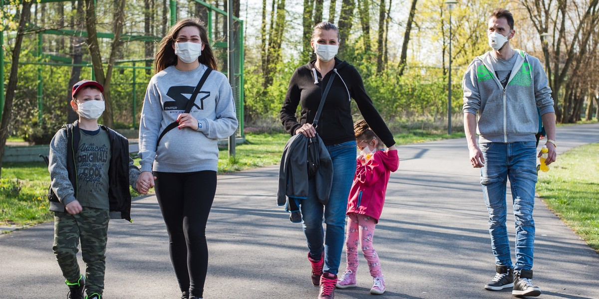 Od dziś - od soboty, 15 maja - nie ma obowiązku zasłaniania twarzy na otwartej przestrzeni.