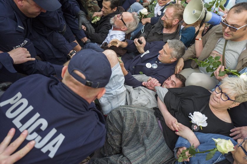 Rzecznik KSP Mariusz Mrozek powiedział, że policja wzywała osoby zakłócające demonstrację do rozejścia się i do zachowania zgodnego z prawem, jednak to nie poskutkowało