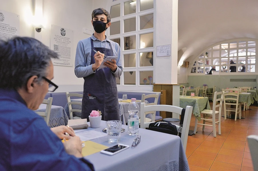 Restauratorzy obawiają się, że nowe zasady przyjmowania gości spowodują, iż w lokalach będzie „dziwnie”, a przez to ich powrót na rynek będzie długi i bolesny