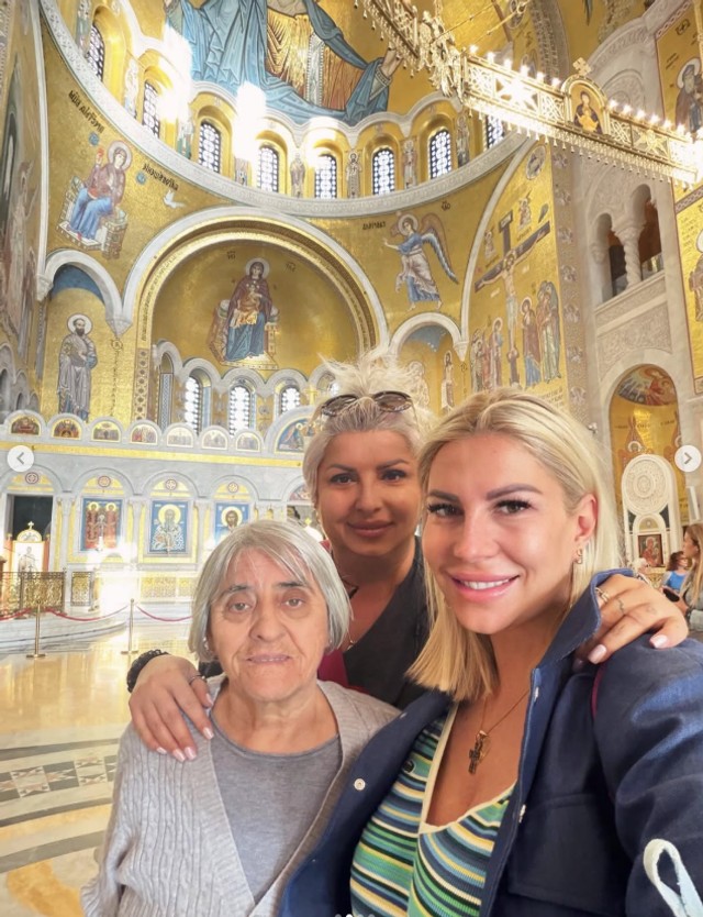 Dea Đurđević sa mamom i bakom