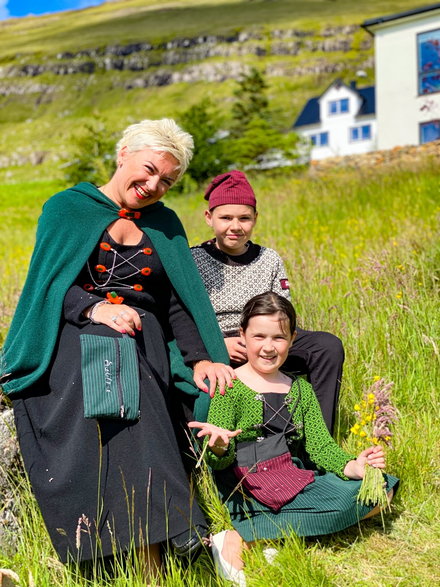 Polka Sabina Poulsen z dziećmi w regionalnych strojach