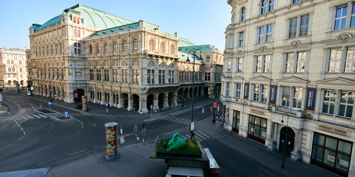 Od wtorku 14 kwietnia, w Austrii mogą wznowić działalność sklepy o powierzchni do 400 metrów kwadratowych oraz centra budowlano-remontowe. Właściciele tych lokali muszą jednak zadbać o to, by wszyscy klienci w trakcie zakupów zakrywali nos i usta maseczką ochronną lub innym materiałem.