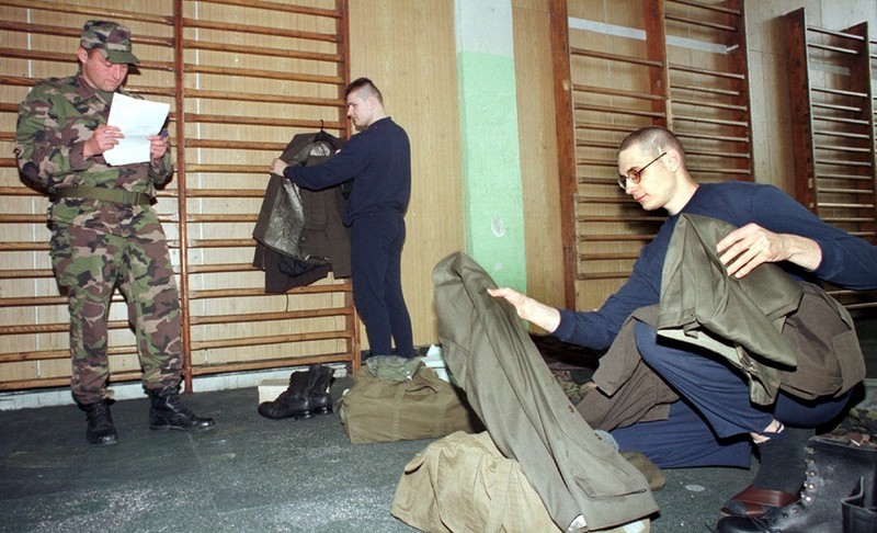 Branci pri nástupe do povinnej vojenskej služby.