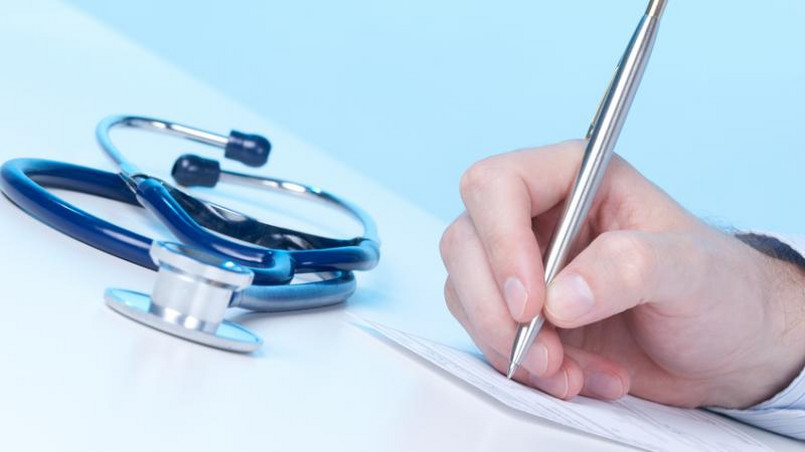 Obecnie medycy, żeby wystawić dokument elektronicznie muszą wykupić (za ok. 240 zł za dwa lata) podpis elektroniczny albo korzystać z ePUAPU.