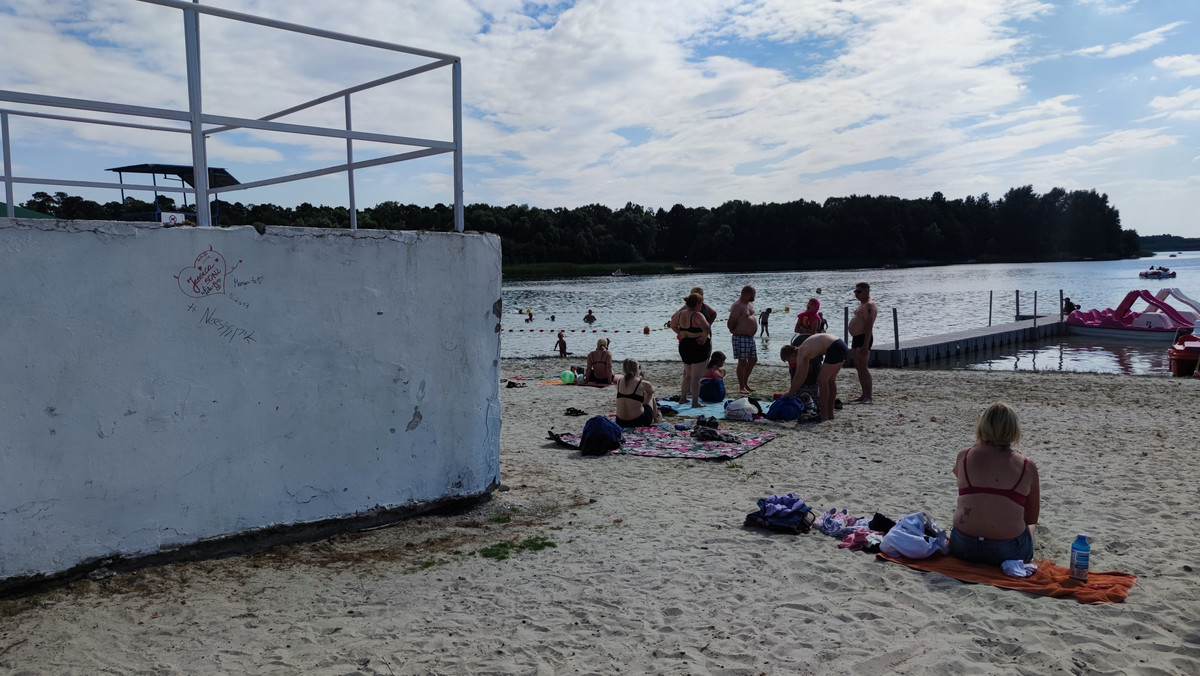 To najsmutniejsza plaża w Polsce? Całe molo otacza piasek