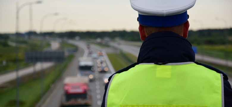 TIR-em wyprzedzał na podwójnej ciągłej, jego wybryki nagrała policja [WIDEO]