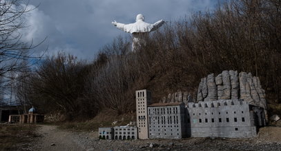 To tu stoi najwyższy pomnik Jana Pawła II na świecie. Miał być chlubą, a teraz wszystko niszczeje