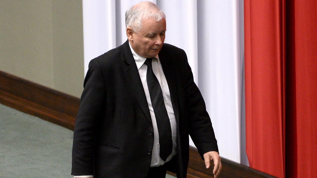 Prezes PiS Jarosław Kaczyński, marszałkowie: Sejmu i Senatu oraz członkowie rządu uczcili dzisiaj pamięć ofiar katastrofy smoleńskiej. Z okazji 92. miesięcznicy katastrofy odprawiona została msza św. w intencji ofiar; złożono także kwiaty przed Pałacem Prezydenckim.