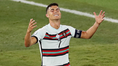 Cristiano Ronaldo wybiegł na drugą połowę meczu w innej koszulce. Internauci: poważna sprawa