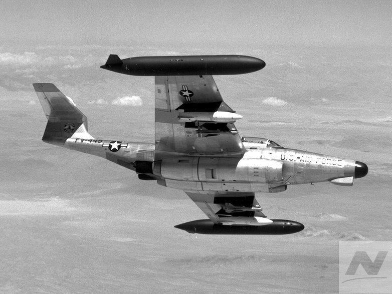 Pierwszym nosicielem rakiet Genie był poddźwiękowy myśliwiec przechwytujący Northrop F-89J Scorpion. Do przenoszenia jądrowych rakiet dostosowanych zostało 350 tych samolotów.