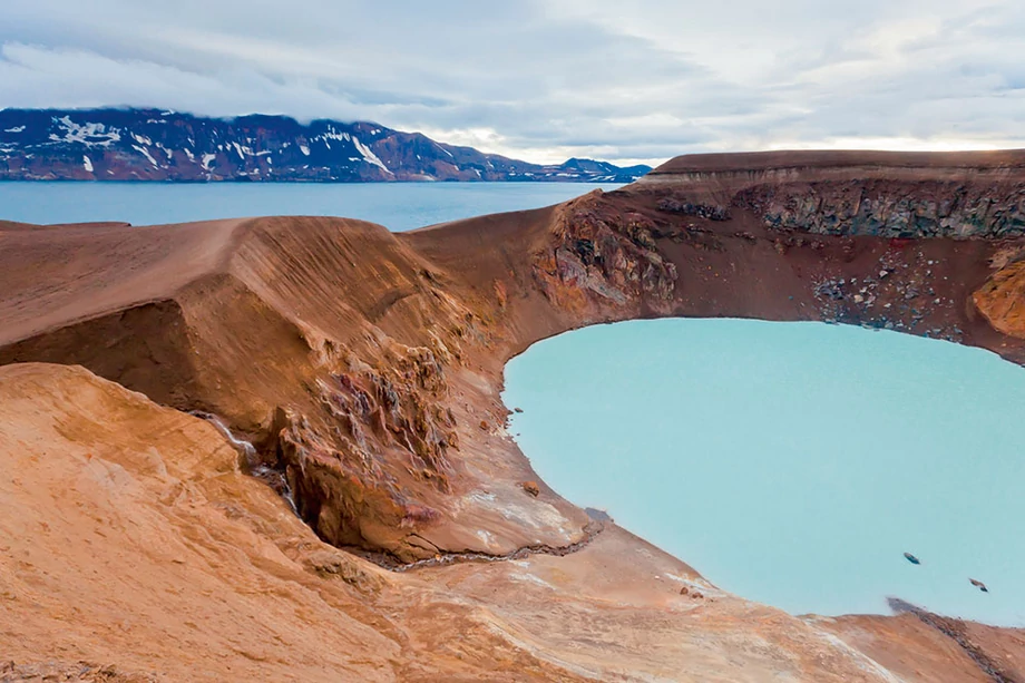 Kratery laki - tworzą pasmo górskie ciągnące się na długości ponad 25 km. Powstały na skutek erupcji wulkanu w 1783 roku.