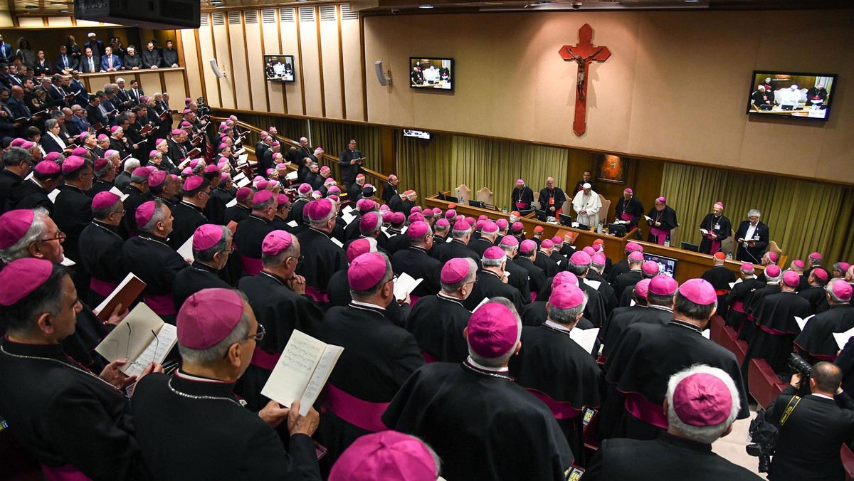 Papież Franciszek w przemówieniu na inauguracji obrad Konferencji Episkopatu Włoch mówił biskupom, że nie można głosić ubóstwa i jednocześnie "żyć jak faraon". Przyznał, że na kryzys powołań wpływ mają skandale ujawniane w Kościele.