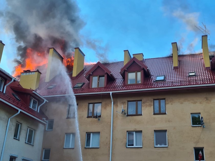 Pożar domu w Zgierzu. Dach płonął jak pochodnia