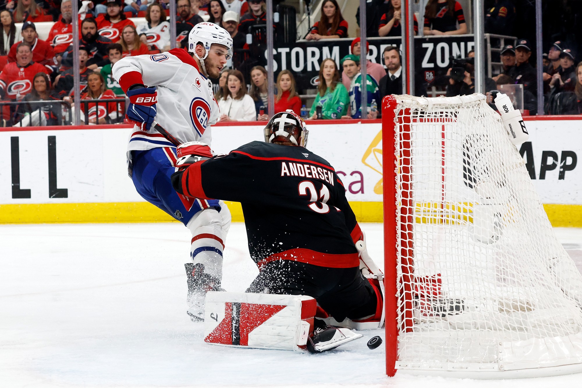 Juraj Slafkovský (Montreal Canadiens) a brankár Caroliny Hurricanes Frederik Andersen. 